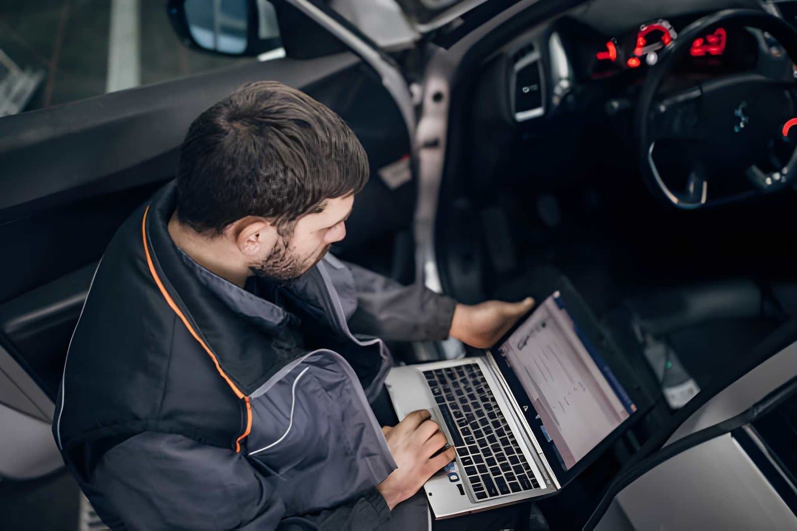 Mecánico leyendo la centralita de un coche usado con el ordenador de diagnosis